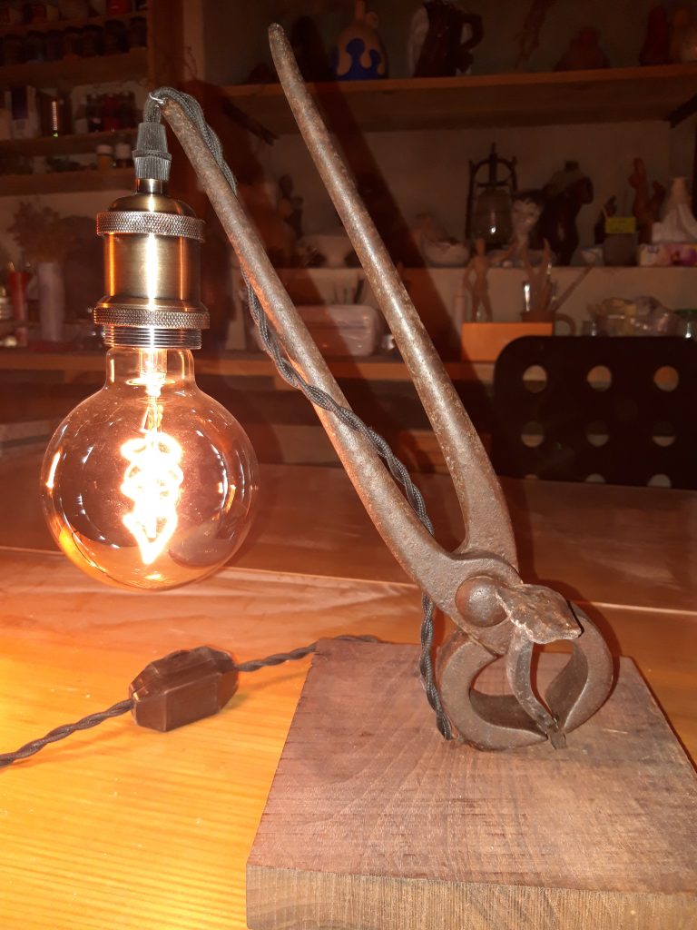 lanatureenlumiere-lampe-tenaille-vieux-outils-clou-fer-forgé-luminaire-décoration-
