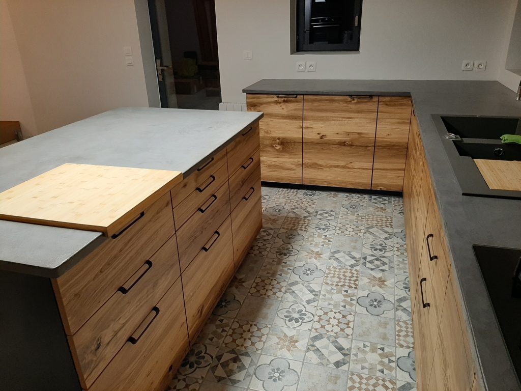 cuisine-facade-chene-poutre-plan-travail-beton-ciré