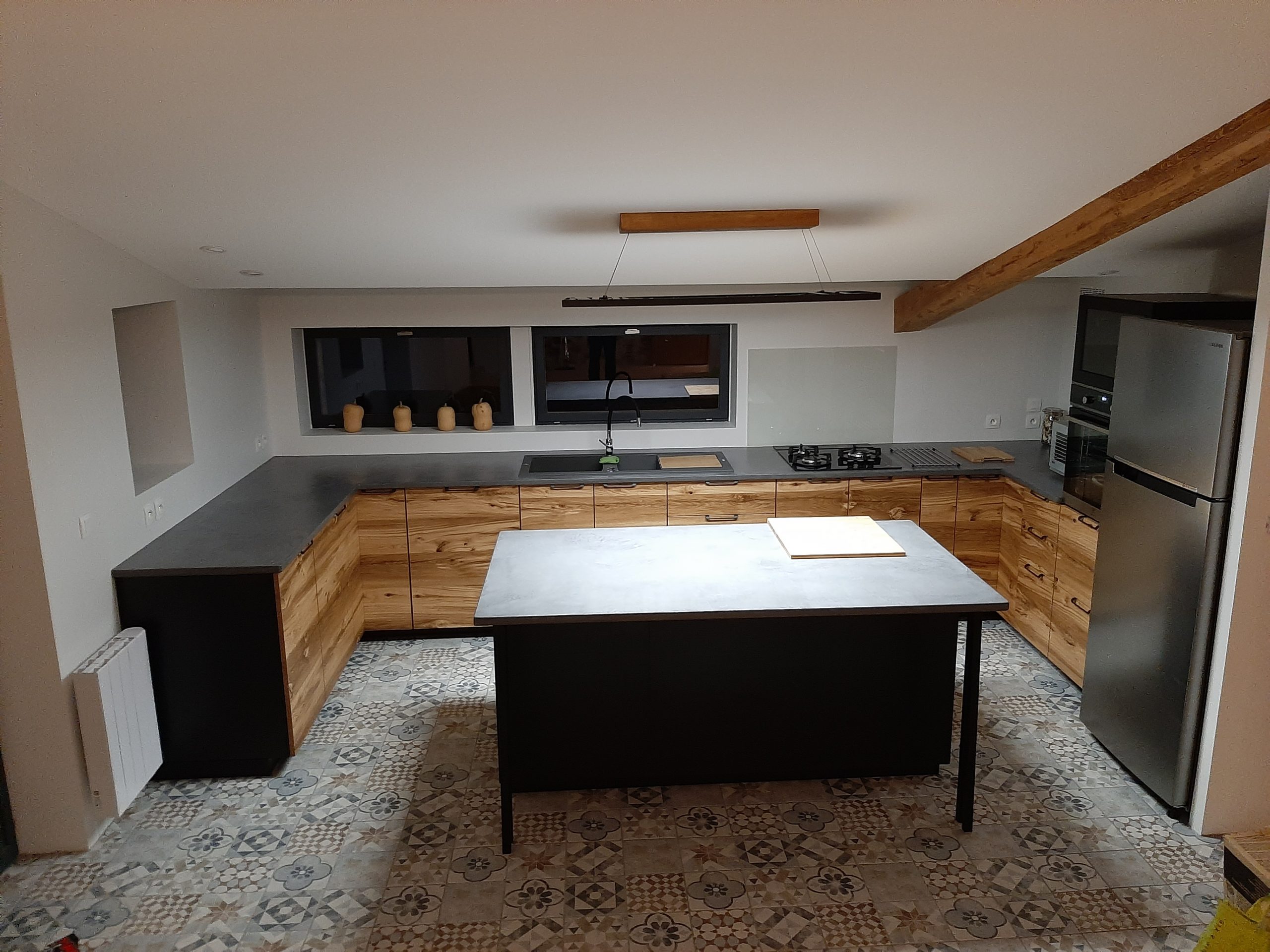 lanatureenlumiere-cuisine-facade-chene-poutre-plan-travail-beton-ciré-ilot